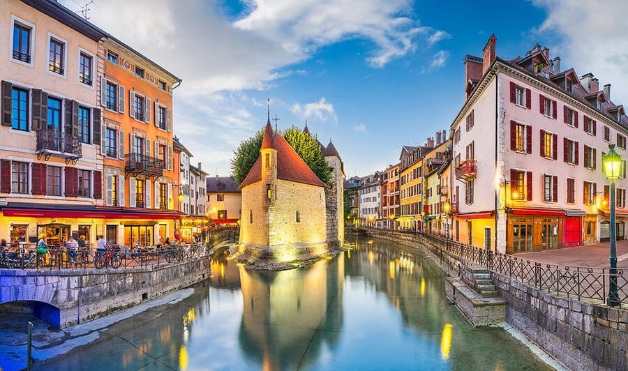 Annecy: Escape game outdoor - the shadow of the sword - A cursed sword gives Annecy’s old town a purpose