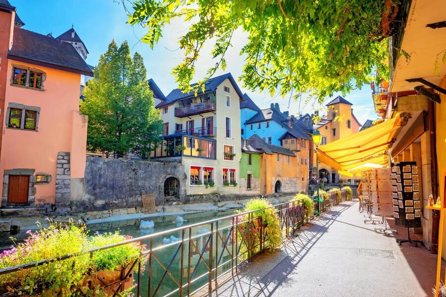 Annecy: Escape game outdoor - the shadow of the sword - Sainte-Claire Gate and Annecy Cathedral