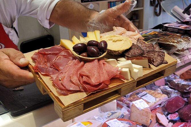 Athens Urban Treasure Hunt w Food Stop - Why this Athens treasure hunt feels different