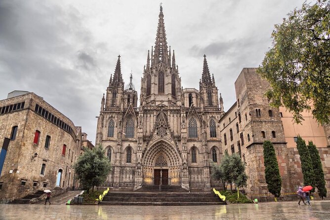 Barcelona Gothic Quarter Scavenger Hunt and City Highlights Walking Tour - Key points to know