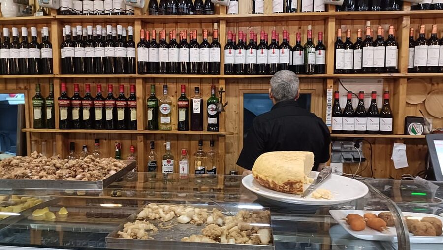 Barcelona private Family-Friendly Cultural & Food Tour - A family walk through two old Barcelona districts