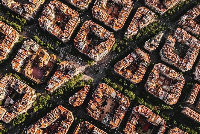 Barcelona Scavenger Hunt and Sights Self-Guided Tour - Reaching Sagrada Família