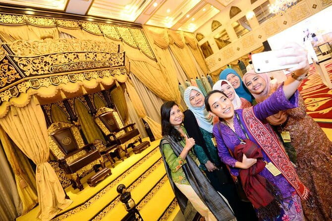 Batu Cave Tour and Kuala Lumpur City Exploration Tour ( 2 in 1 ) - Merdeka Square and the first Malaysian flag
