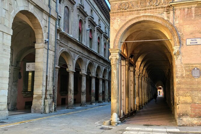Bologna Murder Mystery: Self-Guided City Quest - Piazza Maggiore and San Petronio