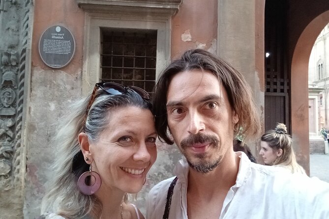 Bologna Murder Mystery: Self-Guided City Quest - From Piazza VIII Agosto to Arena del Sole