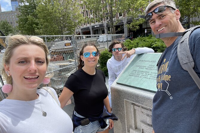 Boston Record Breakers: Self-Guided Scavenger Hunt - The Massachusetts State House and Beacon Street