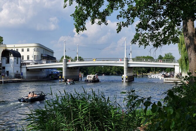 Brandenburg Scavenger Hunt and Sights Self-Guided Tour - Timing, pace, and group size