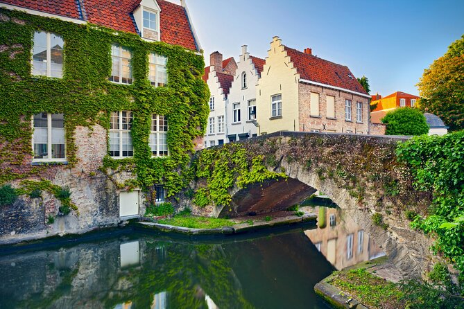 Bruges Scavenger Hunt and Highlights Self Guided Audio Tour - Rozenhoedkaai and the best photo finish