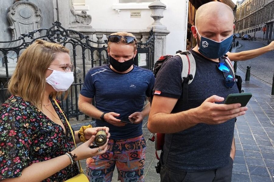Brussels: Outdoor City Escape Game With Drinks - Solving riddles with your friends