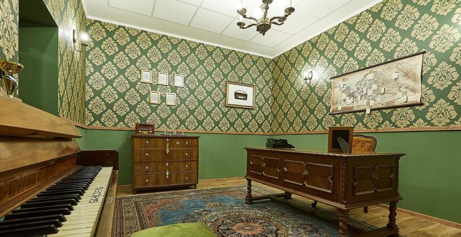 Budapest: Escape Room game, Sherlock Case - Entering the case in central Budapest
