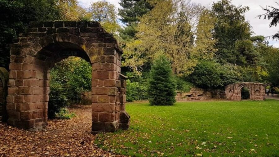 Chester: City Walking Tour & Exploration Game - Walking Chester’s famous walls