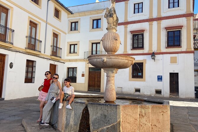 Córdoba Scavenger Hunt and City Highlights Walking Tour - The statue of Maimonides