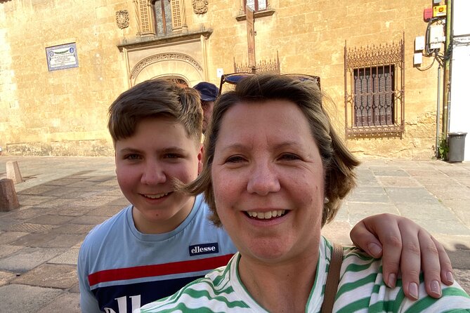 Córdoba Scavenger Hunt and City Highlights Walking Tour - Calleja de las Flores, the likely photo favorite