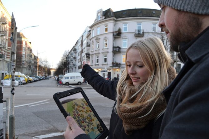 Couple time treasure hunt Hamburg Edition - Hamburg Town Hall and the early city clues