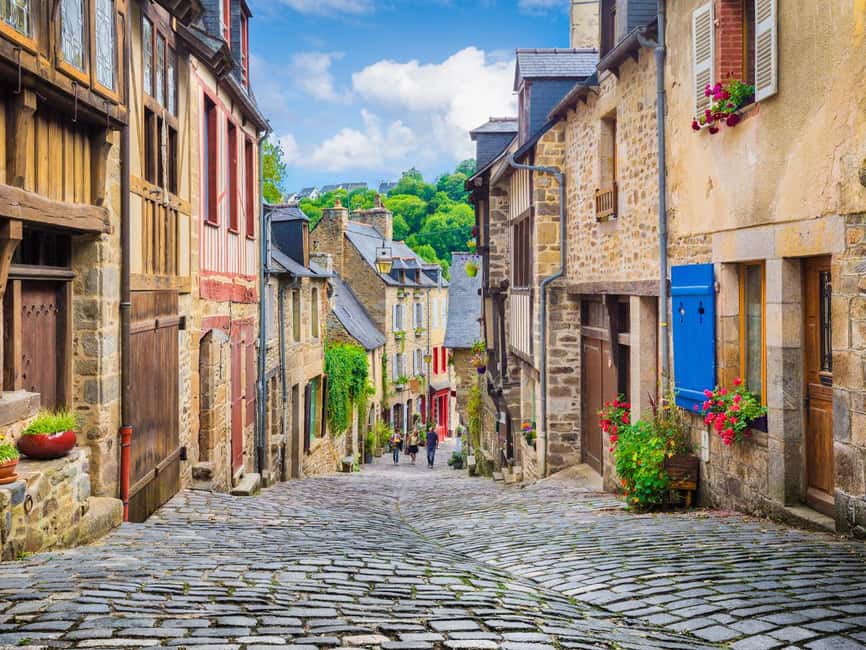 Dinan: Outdoor escape game, The symbols of the apocalypse - A medieval warning at Place du Guesclin