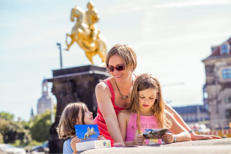 Dresden Neustadt: Scavenger Hunt for Children - Solving the riddles with children ages 4 to 10