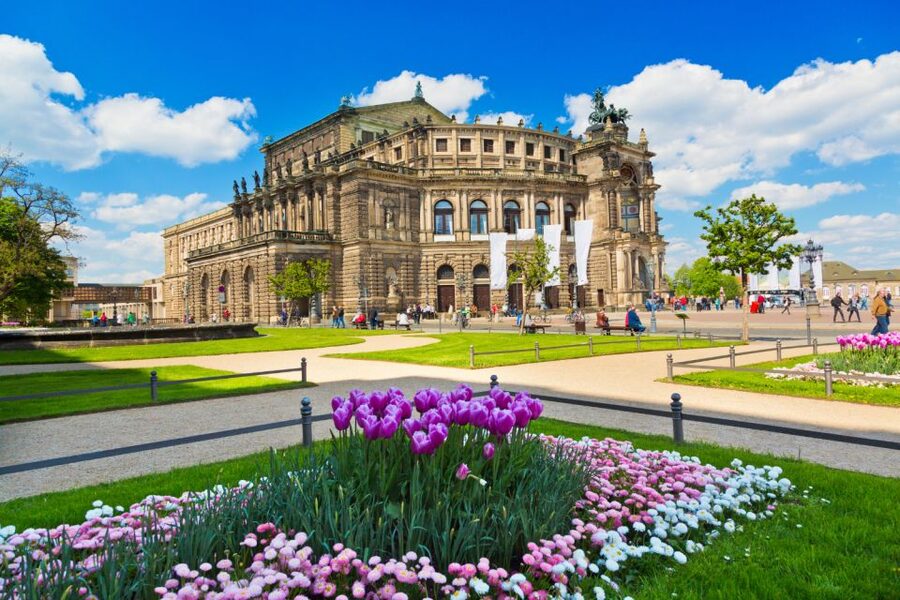 Dresden: Old Town Self-Guided Scavenger Hunt Tour - Counting details around the Frauenkirche