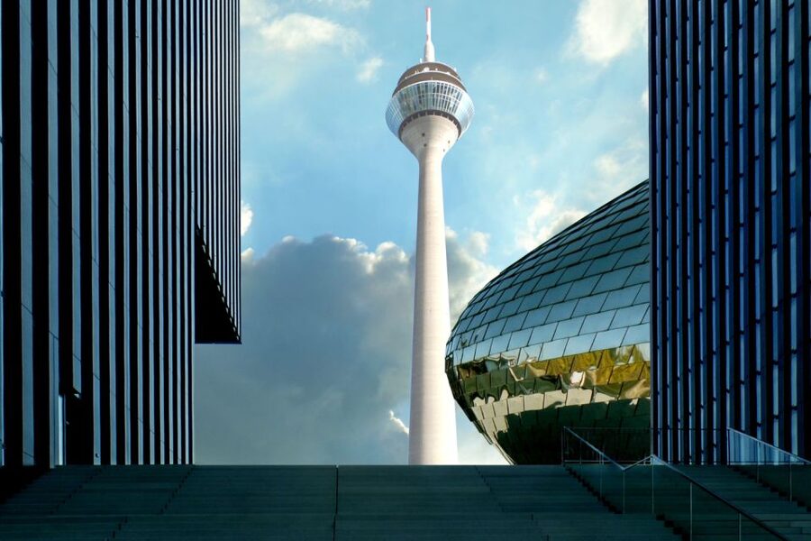 Düsseldorf: Scavenger Hunt Self-Guided Tour - The German-only format and clue quality