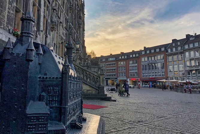 e-Scavenger hunt Aachen: Explore the city at your own pace - Doll Fountain and the small details of Aachen