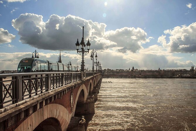 e-Scavenger hunt Bordeaux: Explore the city at your own pace - Place de la Bourse and the Miroir d’Eau