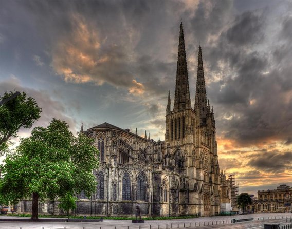 e-Scavenger hunt Bordeaux: Explore the city at your own pace - Saint-André and the Grand Théâtre