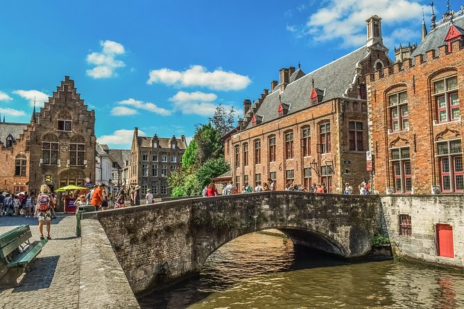 e-Scavenger hunt Bruges: Explore the city at your own pace - Markt, Vismarkt, and Burg Square