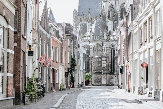 e-Scavenger hunt Dordrecht: Explore the city at your own pace - A distillery, a courtyard, and a church