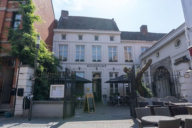 e-Scavenger hunt Hasselt: Explore the city at your own pace - Fashion, town government, and the old beguinage
