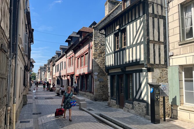 e-Scavenger hunt Honfleur: Explore the city at your own pace - Le Vieux Bassin and the first clues