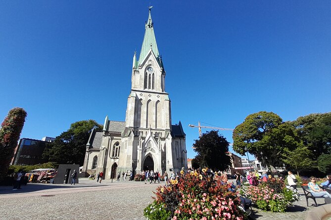 e-Scavenger hunt Kristiansand: Explore the city at your own pace - The cathedral and market square show central Kristiansand