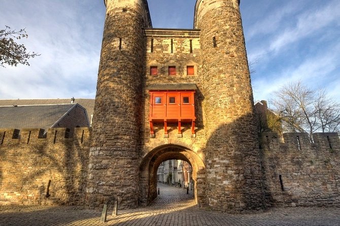 e-Scavenger hunt Maastricht: Explore the city at your own pace - Basilica, bridge, and the heart of old Maastricht