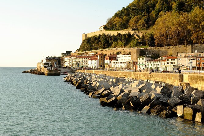 e-Scavenger hunt San Sebastián: Explore the city at your own pace - Civic buildings, French influence, and the little drummer