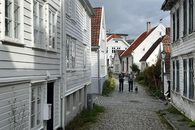 e-Scavenger hunt Stavanger: Explore the city at your own pace - Gamle Stavanger and the old wooden streets