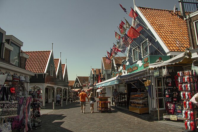 e-Scavenger hunt Volendam: Explore the city at your own pace - De Havenhof for a practical shopping break