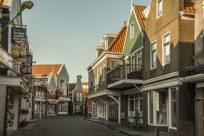 e-Scavenger hunt Volendam: Explore the city at your own pace - Cheese Factory Volendam and the story behind the wheel