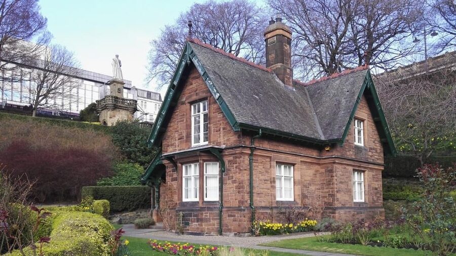 Edinburgh New Town: City Walking Tour & Exploration Game - Princes Street Gardens: A Change of Pace