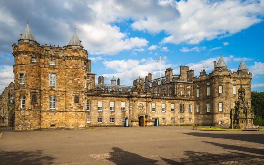 Edinburgh: Royal Mile Walking Tour & Exploration Game - Timing, breaks, and the Old Town terrain