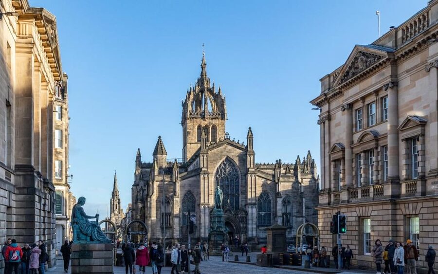 Edinburgh: Royal Mile Walking Tour & Exploration Game - Practical setup before starting