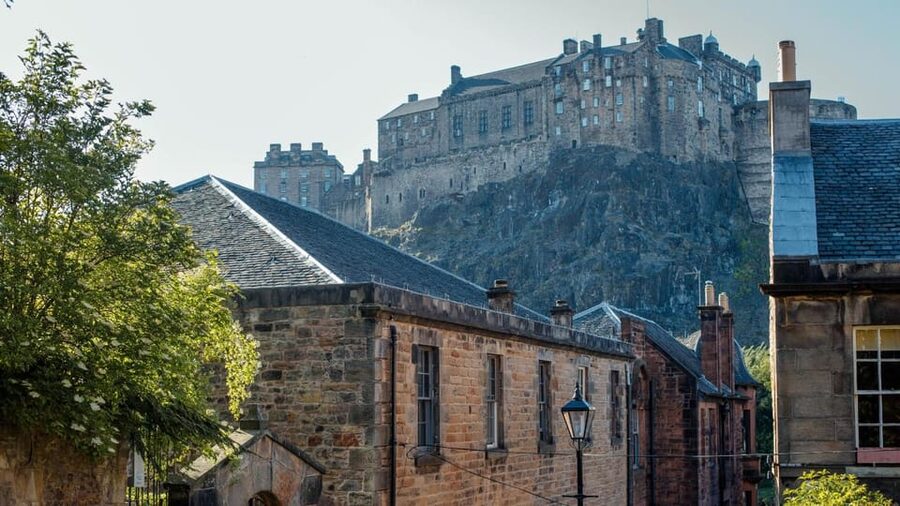 Edinburgh: Royal Mile Walking Tour & Exploration Game - Should you book the Royal Mile Quest?