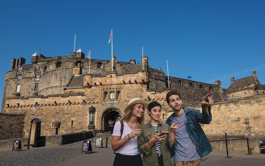 Edinburgh: Royal Mile Walking Tour & Exploration Game - From Edinburgh Castle to the Royal Mile