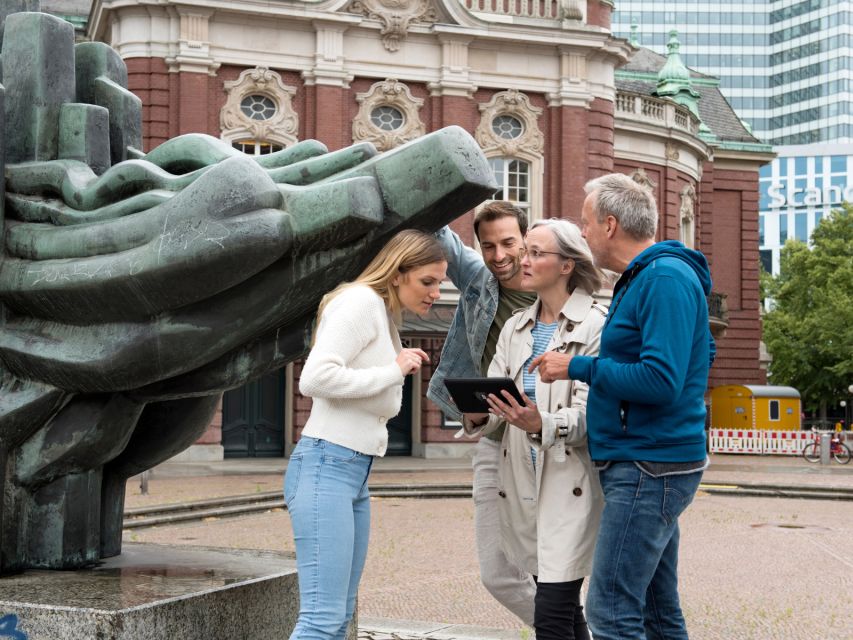 Frankfurt: Old Town & Brückenviertel Outdoor Escape Game - The opening briefing and iPad setup