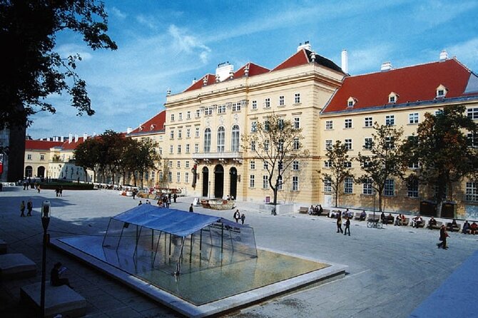 Fun & mobile scavenger hunt through Vienna - Kunsthistorisches Museum: a grand museum from the outside