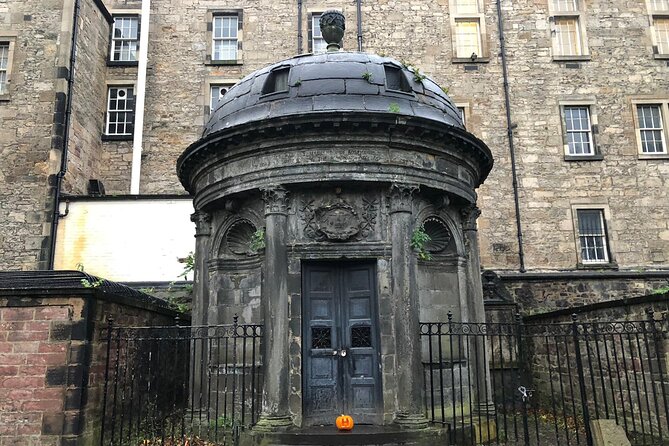 Ghosts of Edinburgh: Bloody Past Exploration Game and Tour - The Grassmarket’s grim public past