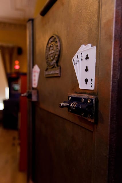 Glasgow: Escape Room The Magicians Heist - Entering the 1970s magic room