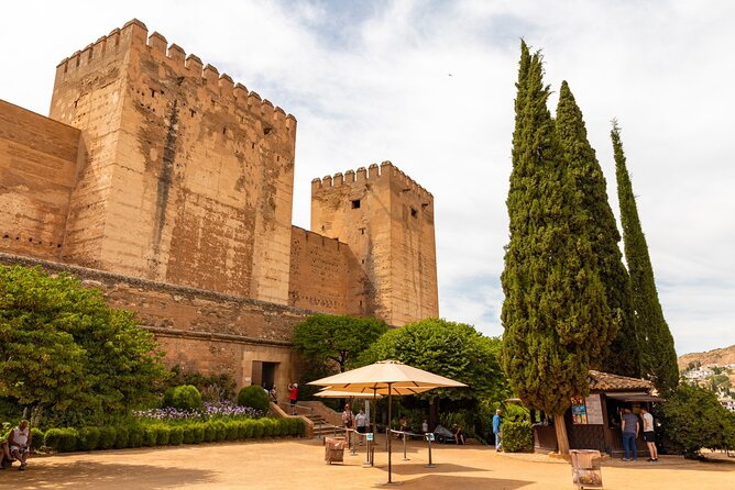 Granada (Alhambra) Scavenger Hunt and Sights Self-Guided Tour - What this Alhambra game actually offers