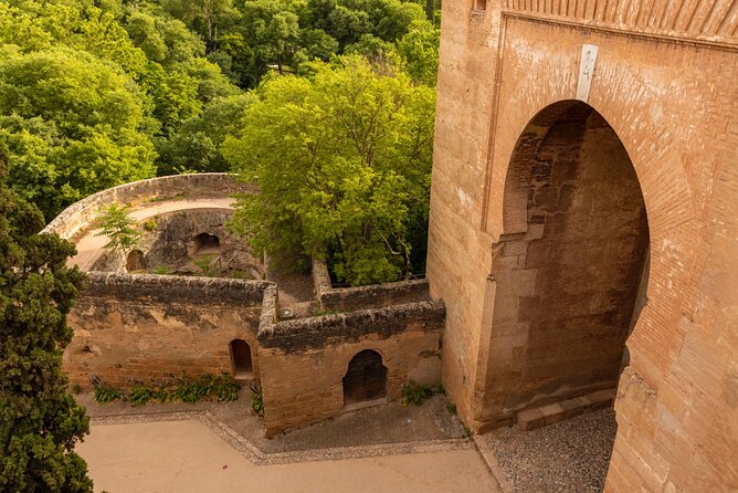 Granada (Alhambra) Scavenger Hunt and Sights Self-Guided Tour - Why the scavenger hunt format works