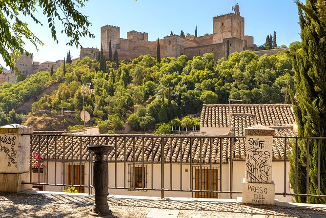 Granada Scavenger Hunt and Sights Self-Guided Tour - Clues, points, and photo challenges