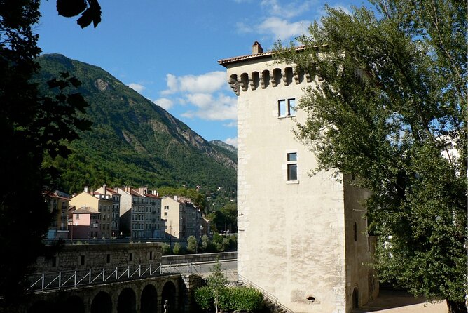 Grenoble Scavenger Hunt and Sights Self-Guided Tour - Fontaine des Trois Ordres and close-up observation