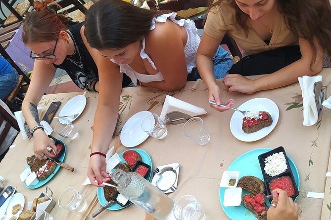 Heraklion Family Treasure Hunt with Food Stop - Cretan music at Thirathen