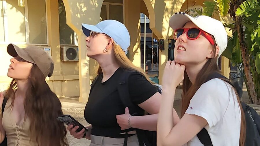 Heraklion: Family Zorba Treasure Hunt with Food Stop - What the smartphone game adds